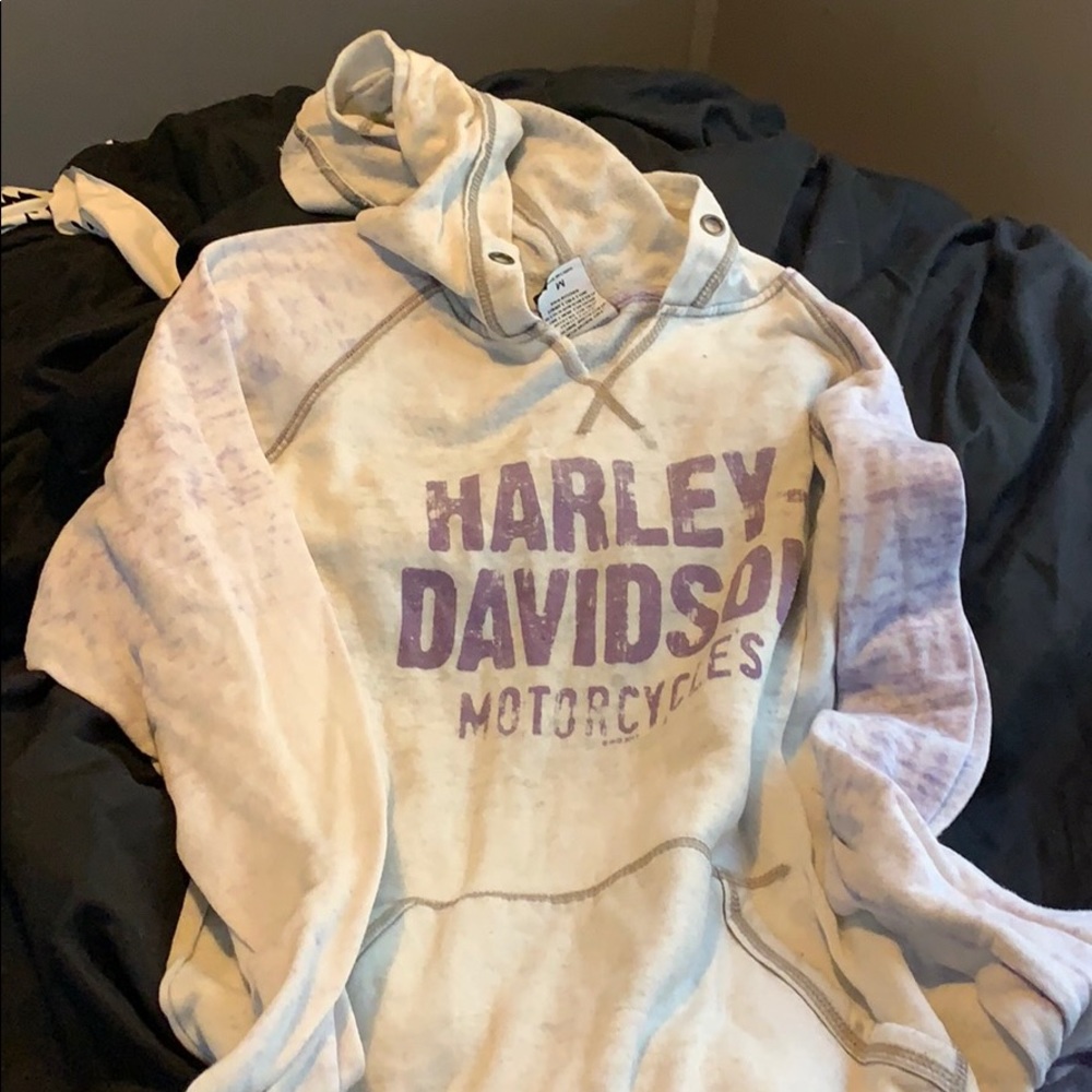 Hooded sweatshirt with pocket in the front
